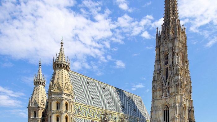 Der Wiener Stephansdom in seiner ganzen Pracht ... Moderne Technik schrumpft ein Wiener Wahrzeichen