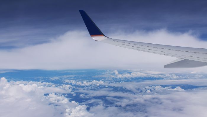 Passagierflugzeug mit Winglets Winglets – nachhaltiges Fliegen mit gebogenen Flügeln?