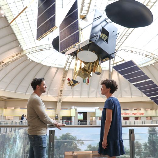 A couple in the exhibition "Mobility" Guided tour: Highlight