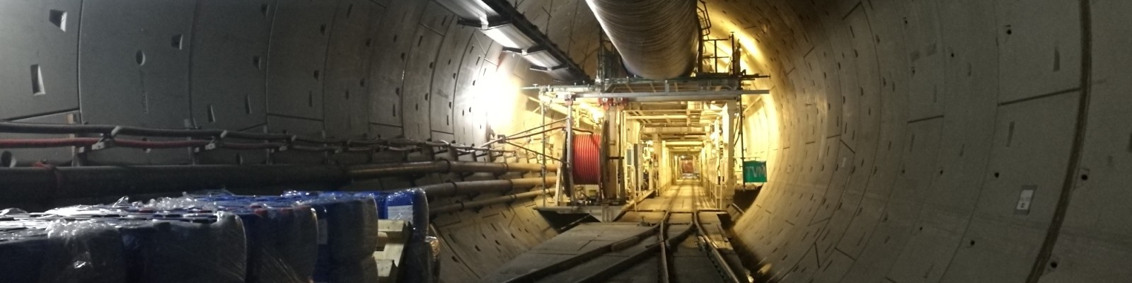 Das Licht in der Mitte des Tunnels markiert das hintere Ende der Tunnelvortriebsmaschine