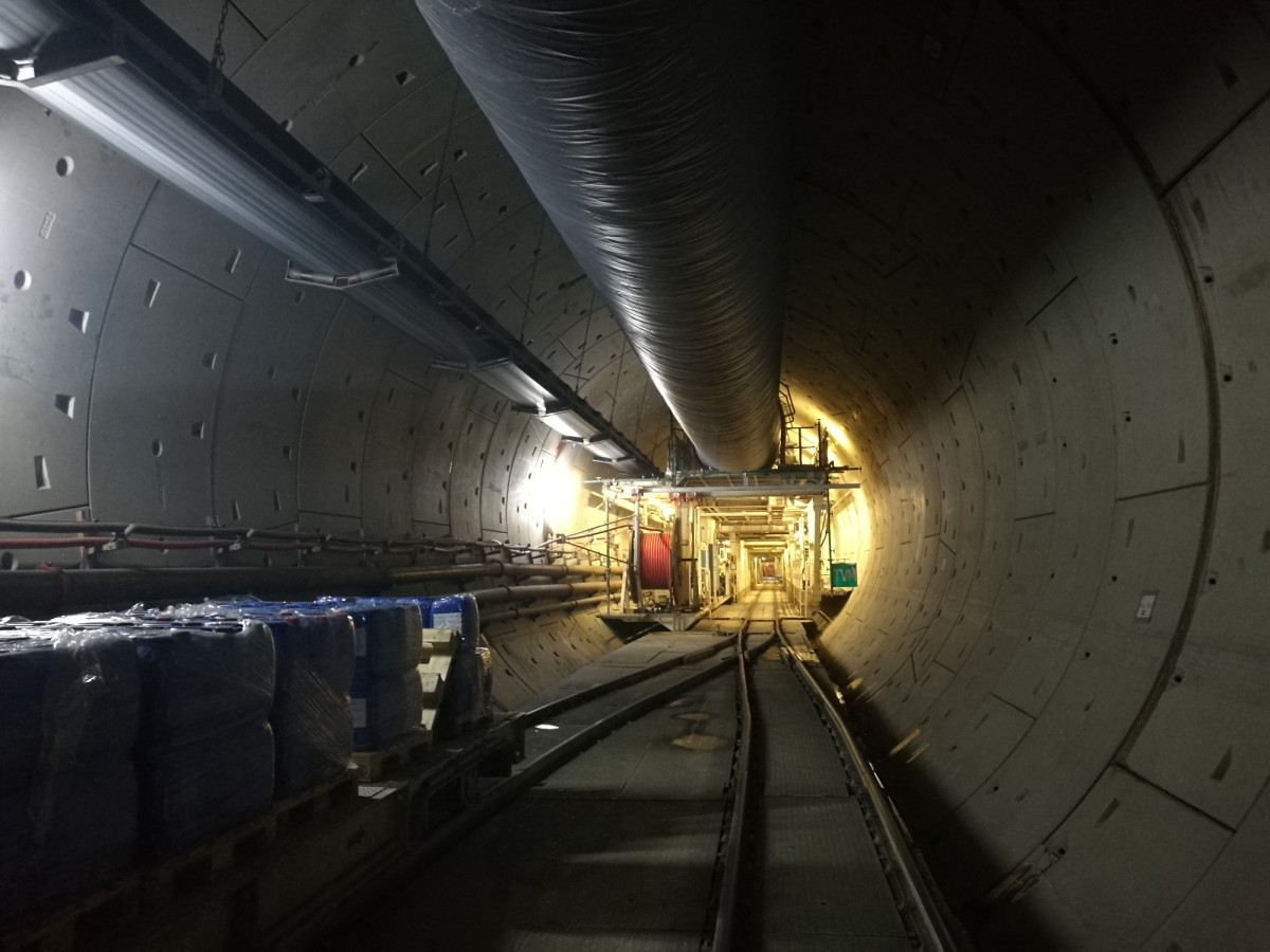 Das Licht in der Mitte des Tunnels markiert das hintere Ende der Tunnelvortriebsmaschine: Das Licht in der Mitte des Tunnels markiert das hintere Ende der Tunnelvortriebsmaschine