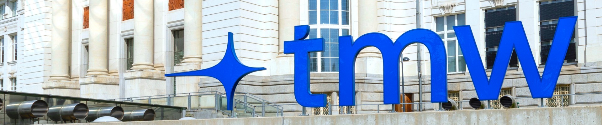 Außenansicht des Technischen Museums Wien mit dem Logo vor der historischen Fassade. 2: