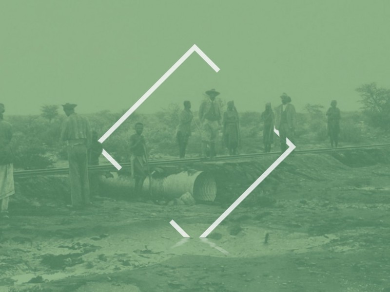 Fotografie zum Bau der Otavibahn von Otto Ziegler, um 1906 (Ausschnitt, grün gefärbt) :