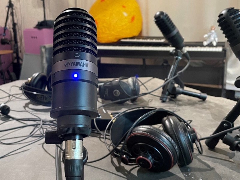 Microphones, cables and headphones are placed on a table : The situation at the soundLAB is all set, the microphone is on ... soon the children will come and report!