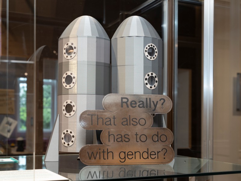 Raketen-Modell mit Aufschrift “Really? That also has to do with gender?": Blick in die Ausstellung