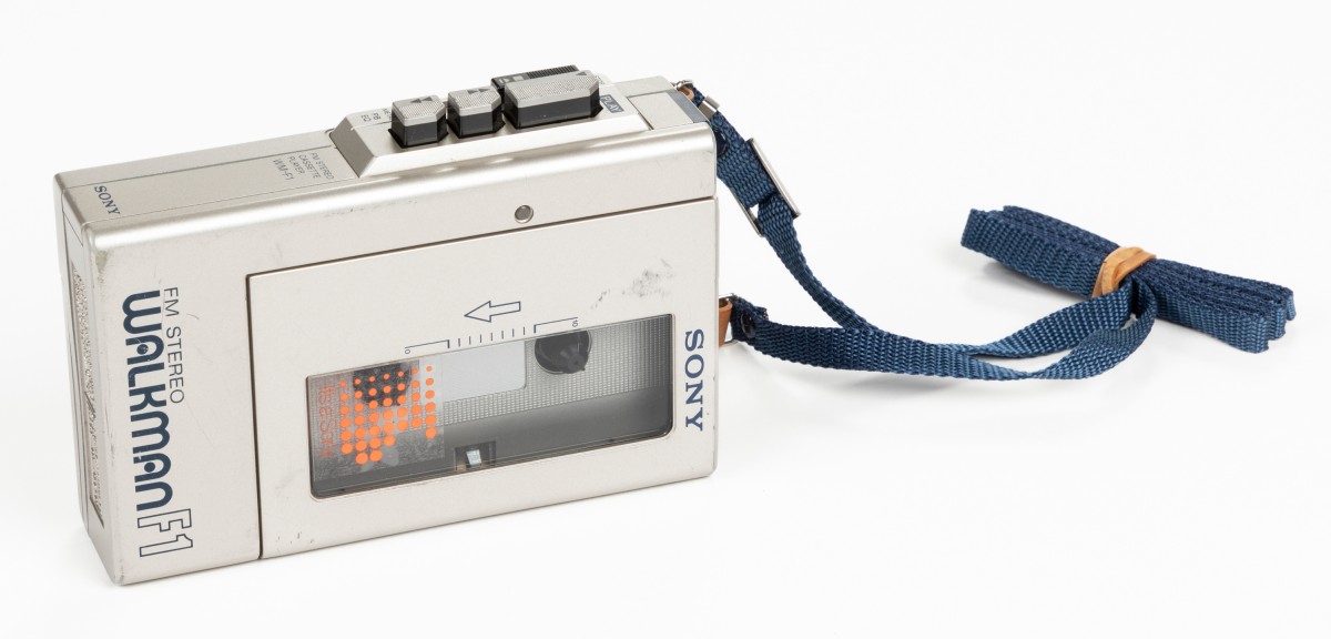 Sony Walkman WM-F1, 1982: Die mobilen Kassettengeräte von Sony, „Walkman“ genannt, wurden in den 1980ern zu Verkaufsschlagern und prägten eine ganze Generation; das Bild zeigt einen Sony Walkman WM-F1 (1982) mit einem Radioempfangsteil