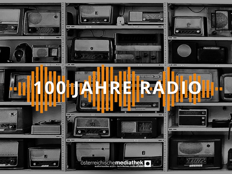 Eine Sammlung von Vintage-Radios mit einer orangenen Schallwellen-Grafik und dem Text "100 Jahre Radi": 