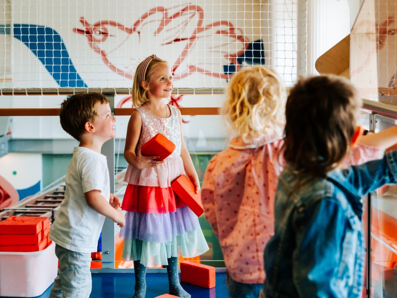 Kinder spielen im Kinderbereich "minTi" 9: 