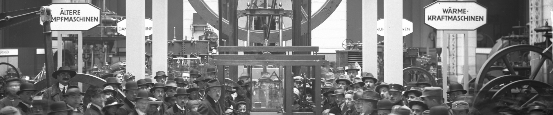 Besucher in der Maschinenhalle Technischen Museums für Industrie und Gewerbe in Wien, 1918: