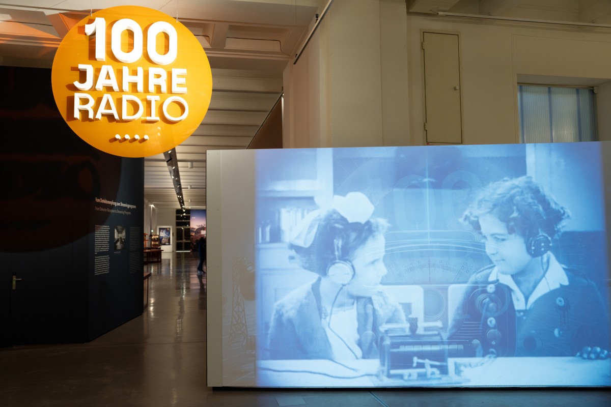 Eingangsbereich der Ausstellung „100 Jahre Radio. Als Österreich auf Sendung ging“