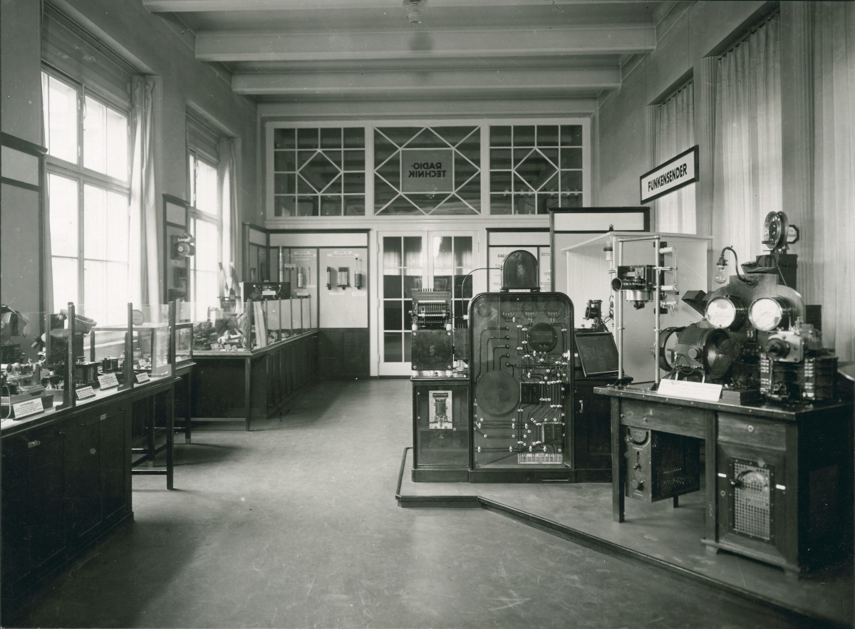 Historische Abteilung „Radiotechnik“ im Technischen Museum Wien, Blick auf Vitrinen, 1928/29