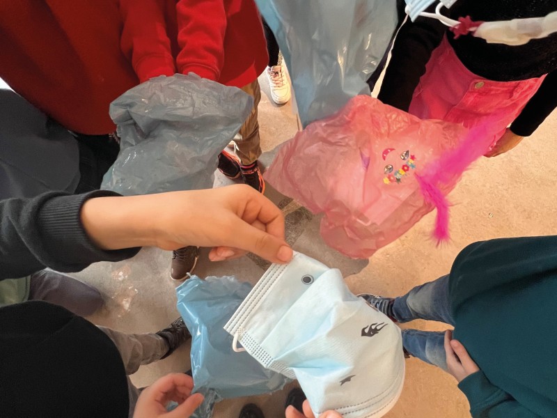 Children show off their homemade parachutes: While waiting for the recording session, parachutes were made. Which construction method achieves the greatest braking effect?