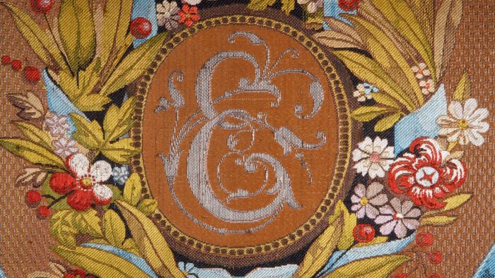 Wandstickerei aus dem Hofsalonwagen Denn Motten sind immer und überall …